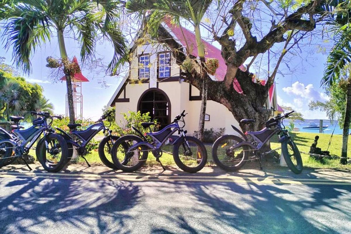 un grup de bicicletes aparcades davant d'una casa