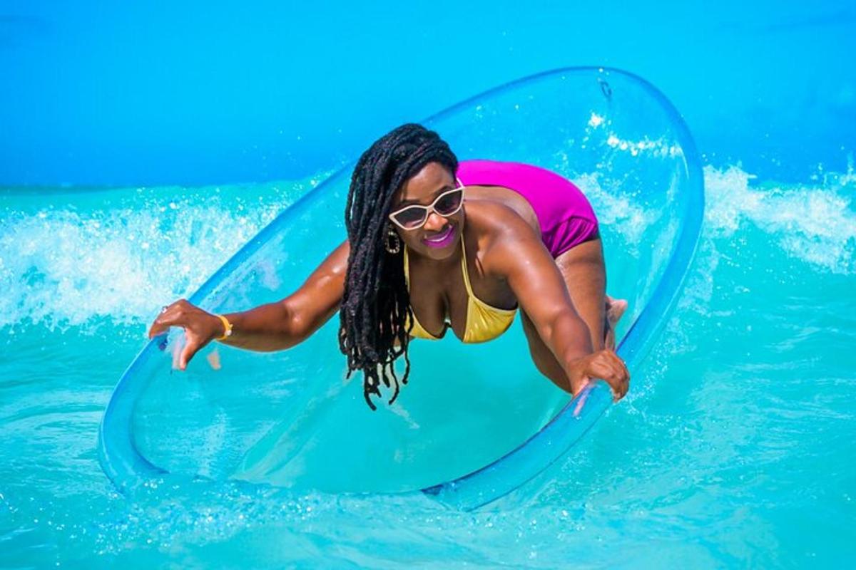 una donna che cavalca un'onda su una tavola da surf in acqua