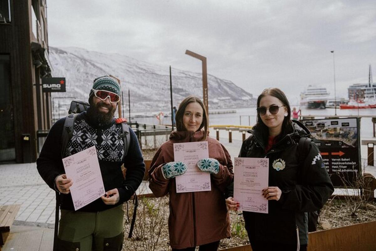 skupina tří lidí držících certifikáty