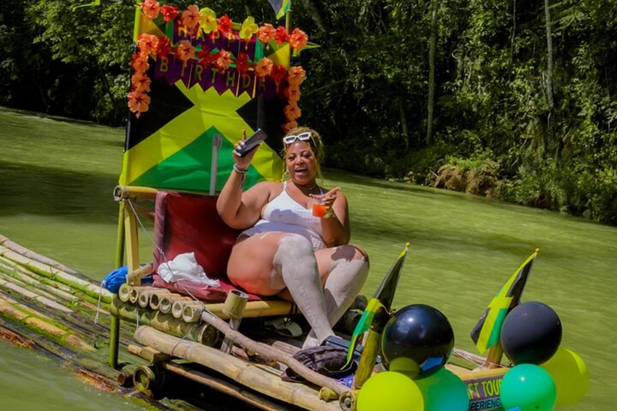 žena sedící na židli na voru ve vodě