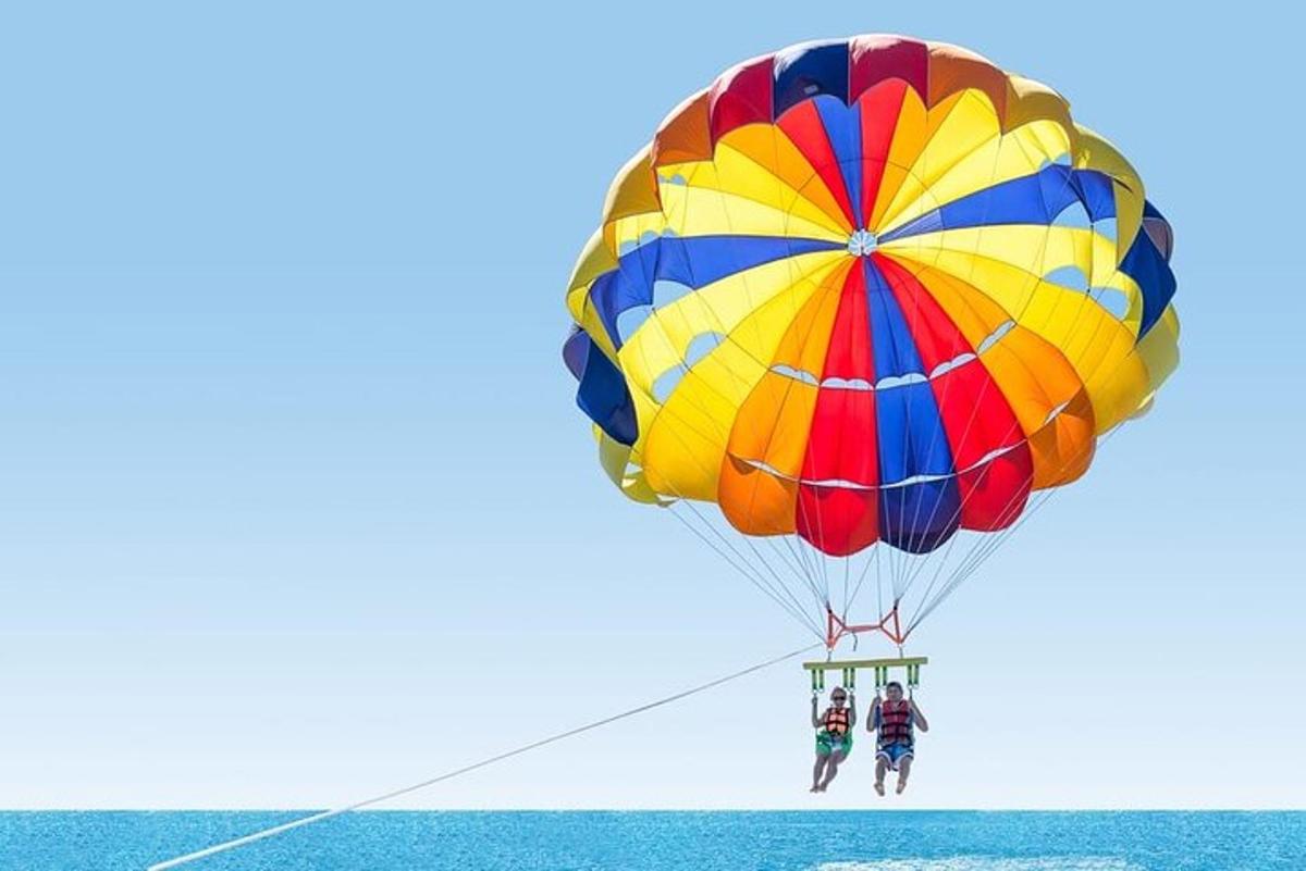 due persone che sorvolano l'oceano con un paracadute