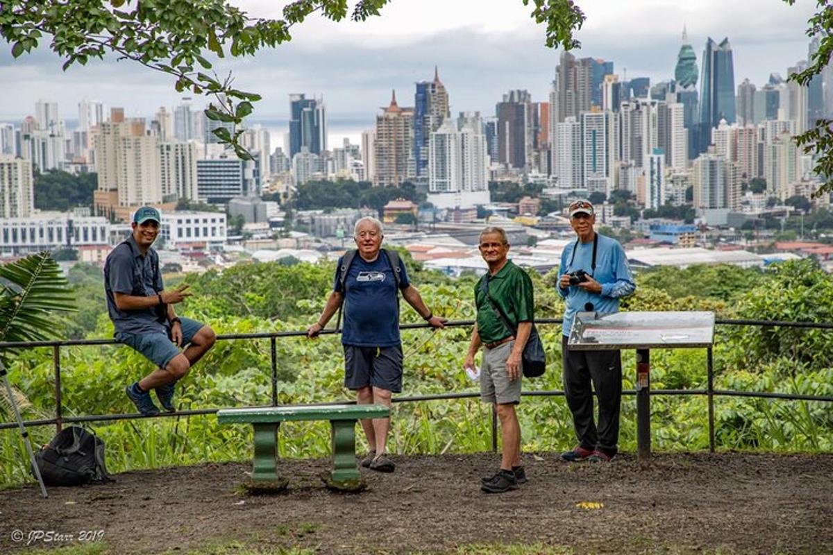 un gruppo di persone in piedi di fronte allo skyline di una città