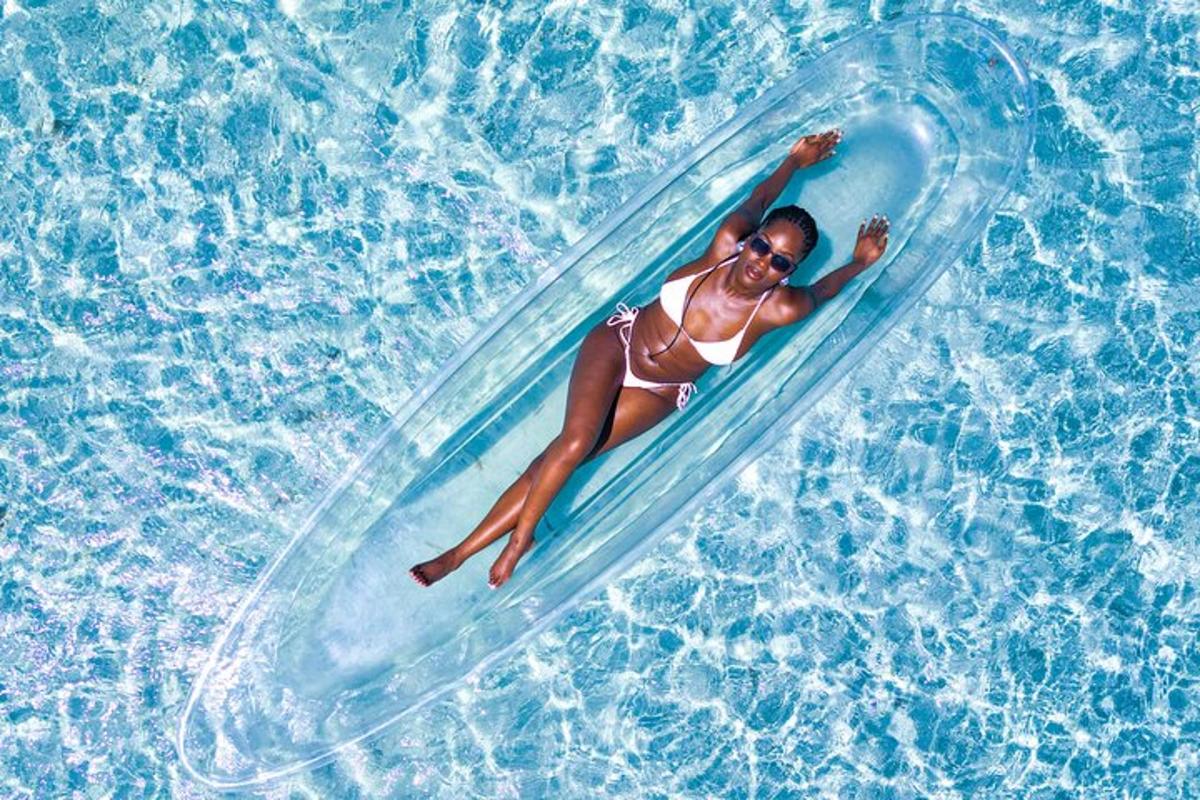una dona muntant una taula d'aogie en una piscina d'aigua