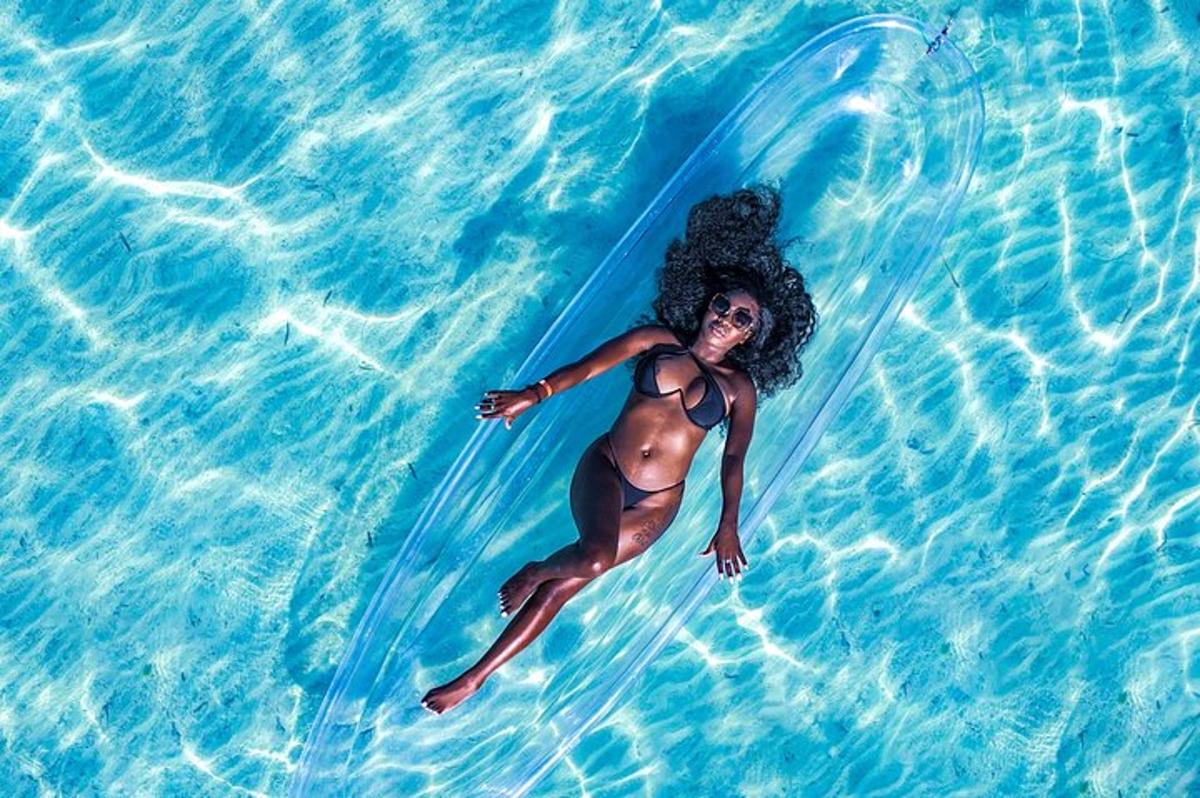 eine Frau im Bikini, die im Wasser liegt