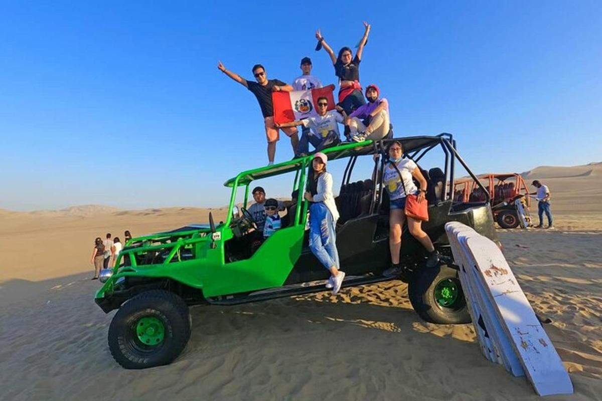 un gruppo di persone in piedi sul retro di una jeep nel deserto
