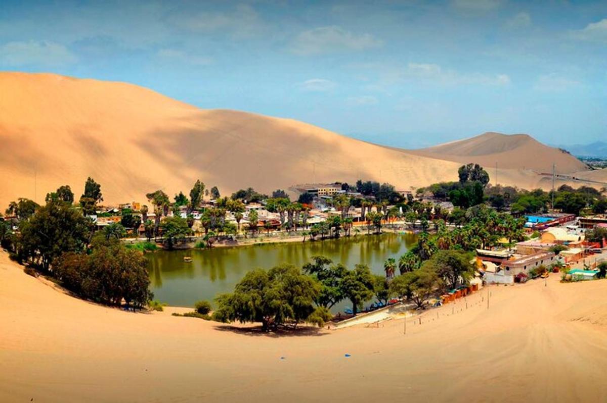 una piccola città nel deserto vicino a uno specchio d'acqua