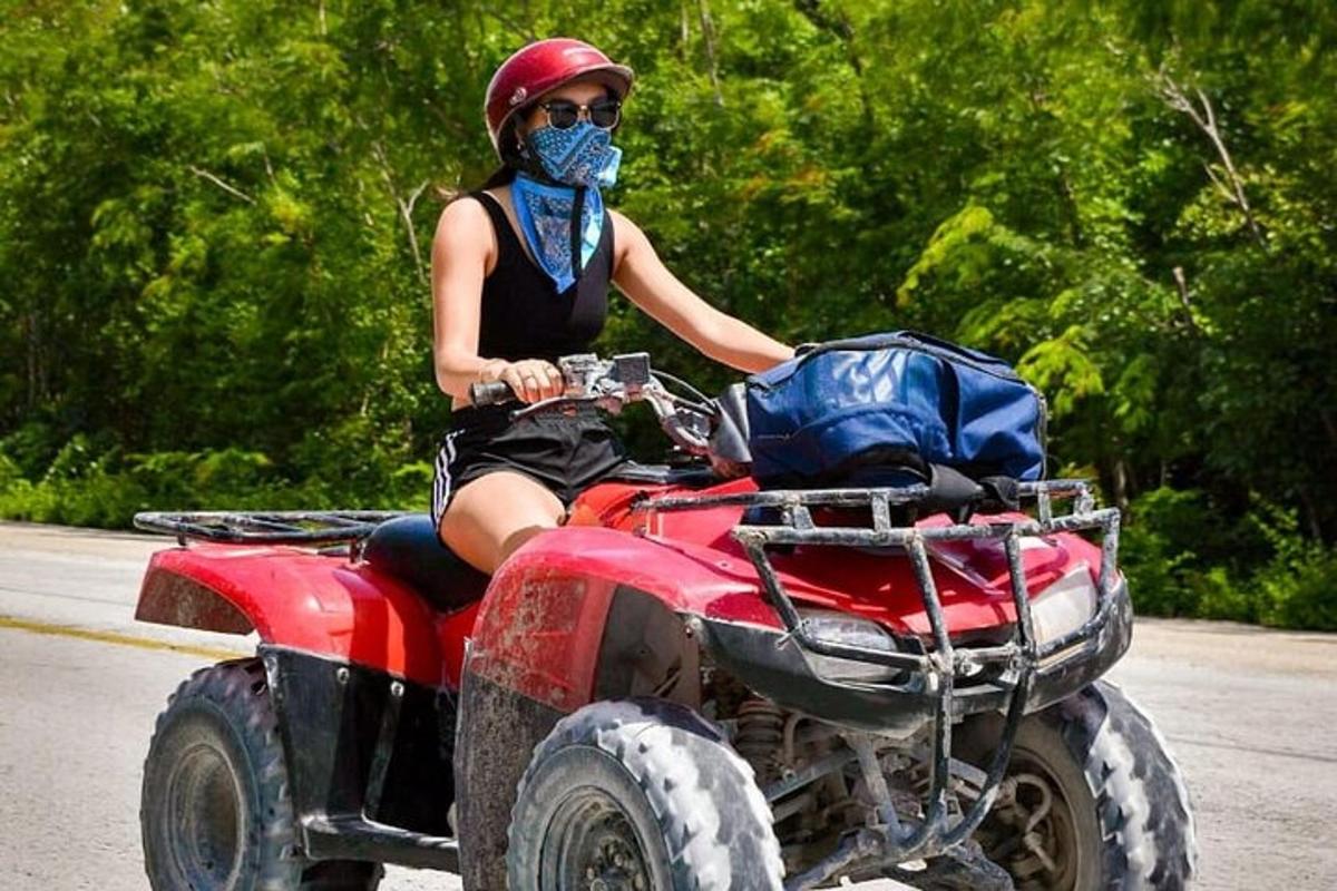 una donna che indossa una mascherina mentre viaggia su un veicolo a quattro ruote