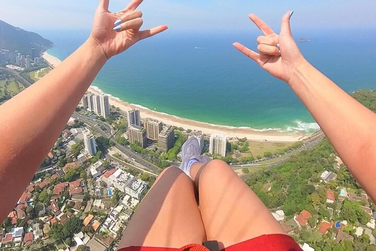 двоє людей з піднятими руками