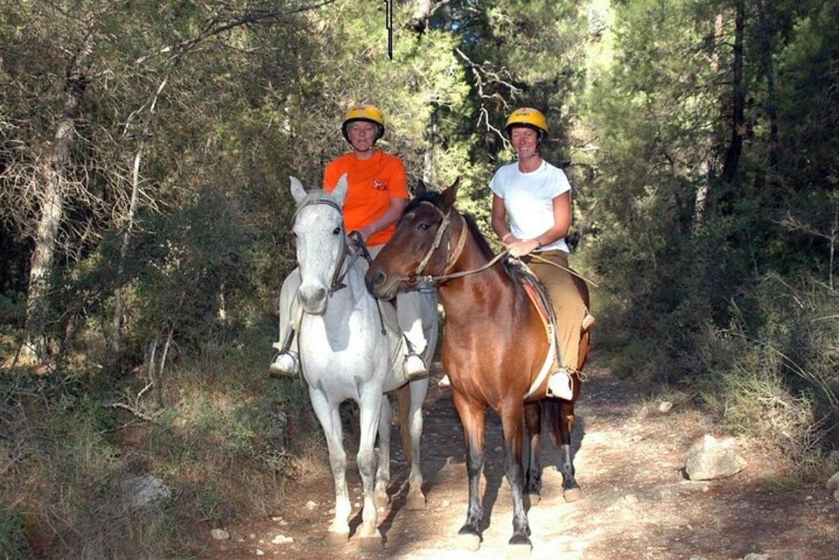 zwei Personen reiten auf einem Pfad