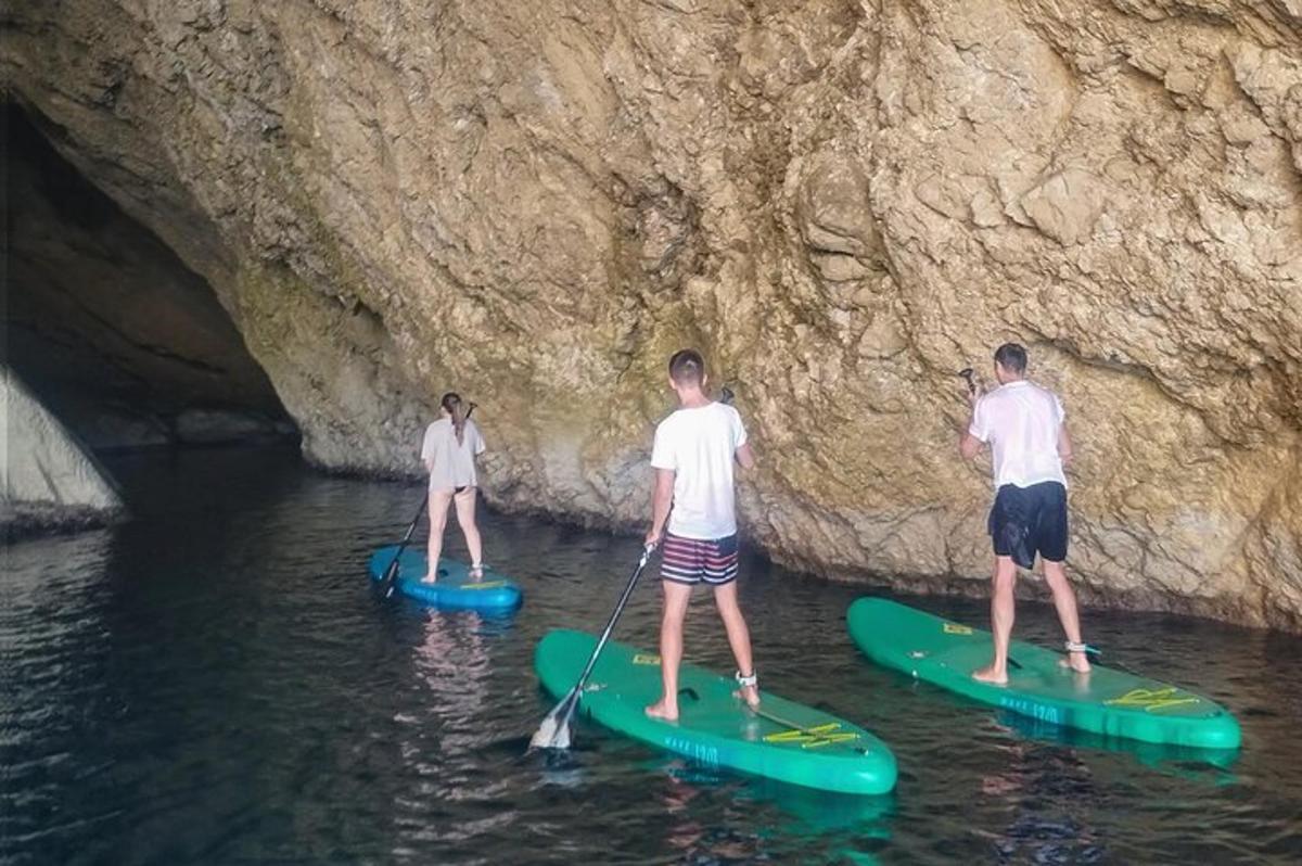 skupina lidí na paddleboardech ve vodě