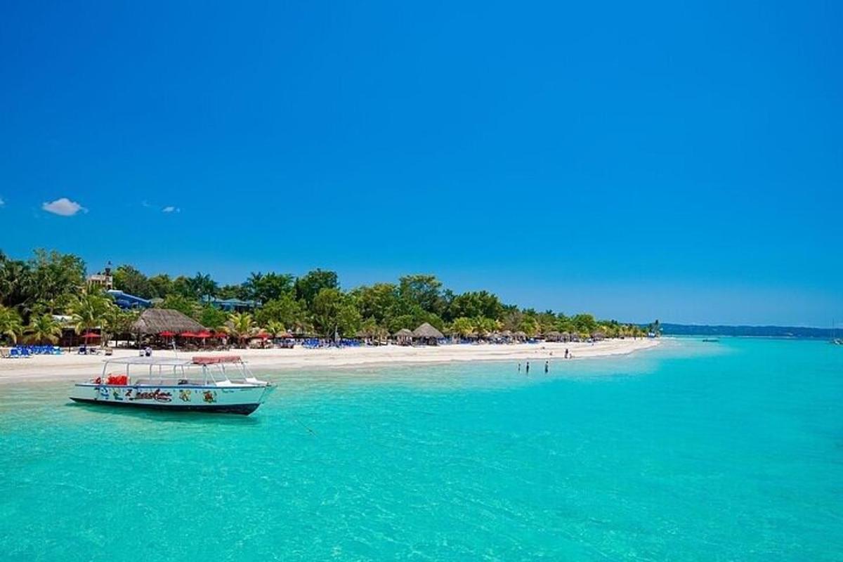 una barca ferma nell'acqua su una spiaggia
