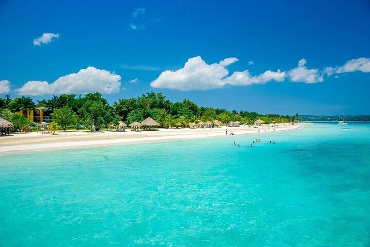 pantai dengan sekumpulan orang di dalam air