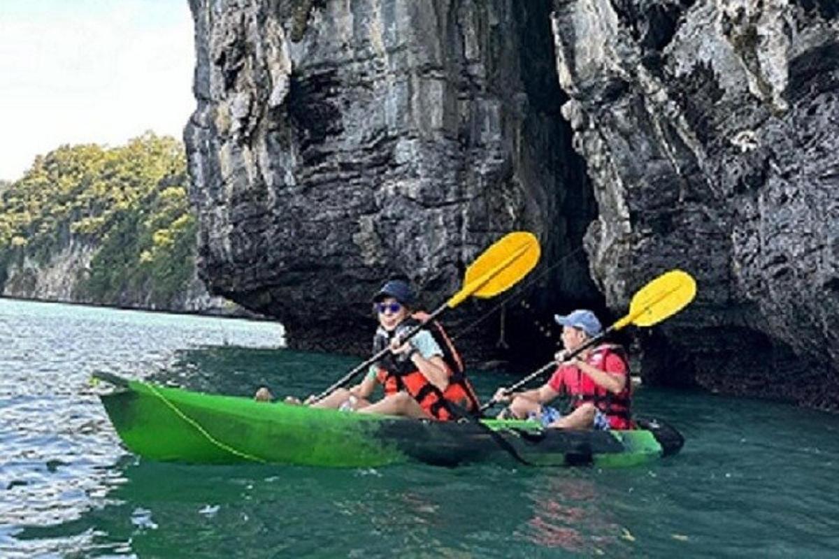 due persone in una canoa verde in acqua