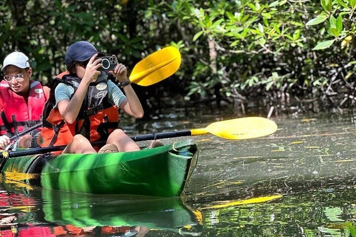 una donna che scatta una foto a una persona in kayak
