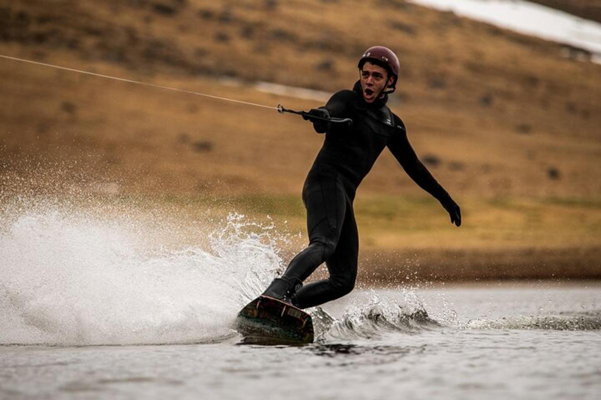 isang lalaking nakasuot ng wet suit na nag-iski sa tubig