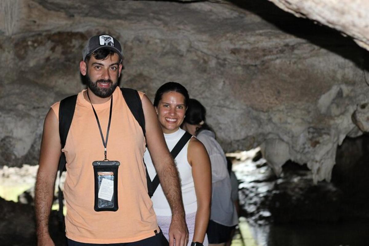 un uomo e una donna in piedi in una grotta