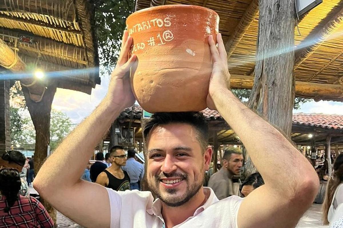 muž držící hrnec na hlavě