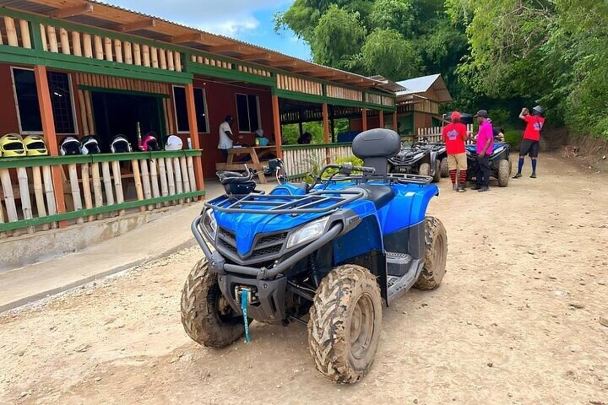 un quad blau aparcat davant d'un edifici