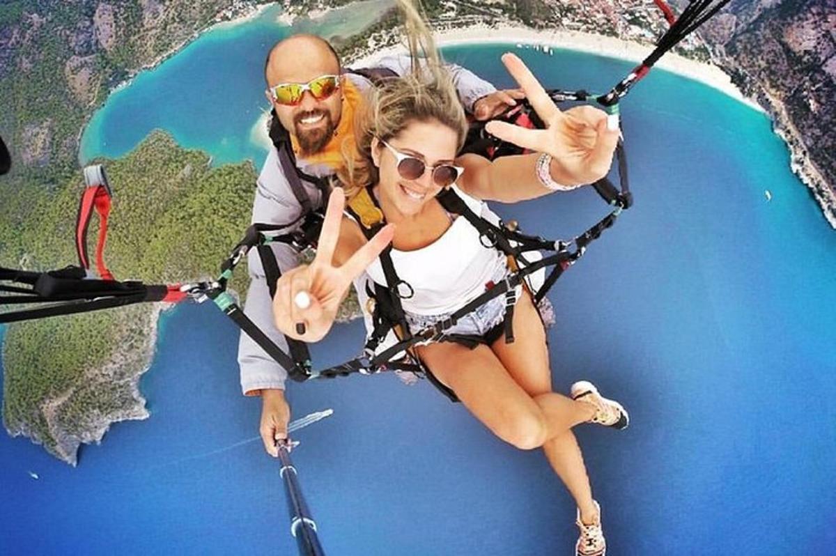 muž a žena jedou na zip line