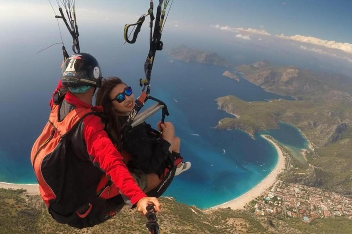 muž a žena jedoucí na zipline přes horu