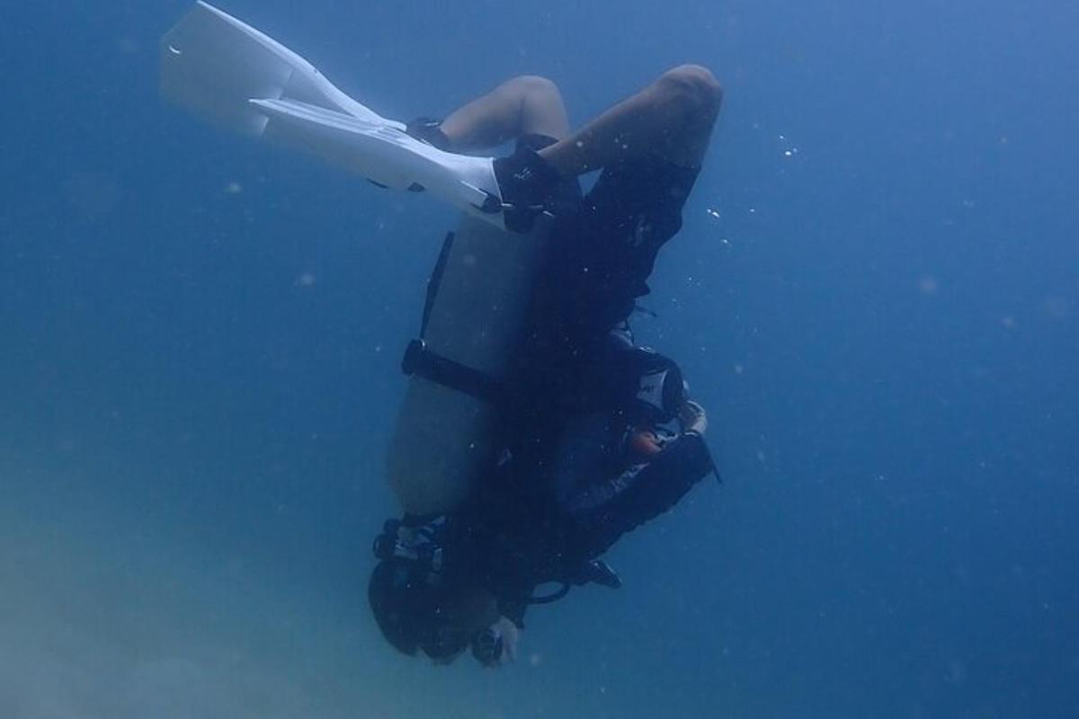 una persona che nuota nell'acqua dell'oceano