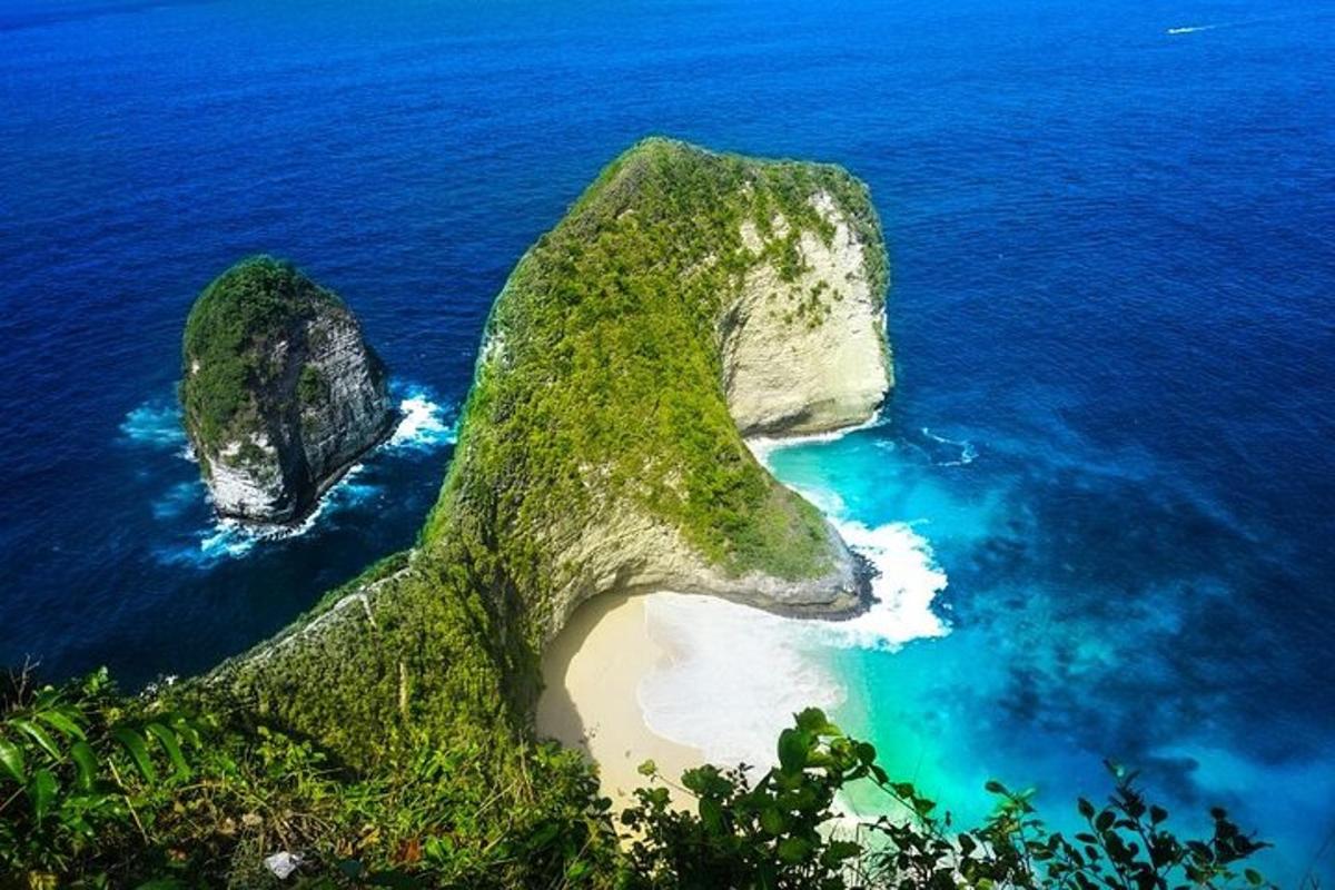 eine Insel im Ozean mit zwei großen Felsen