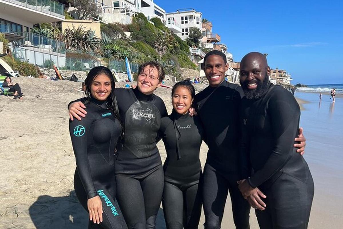 un gruppo di persone in posa per una foto sulla spiaggia