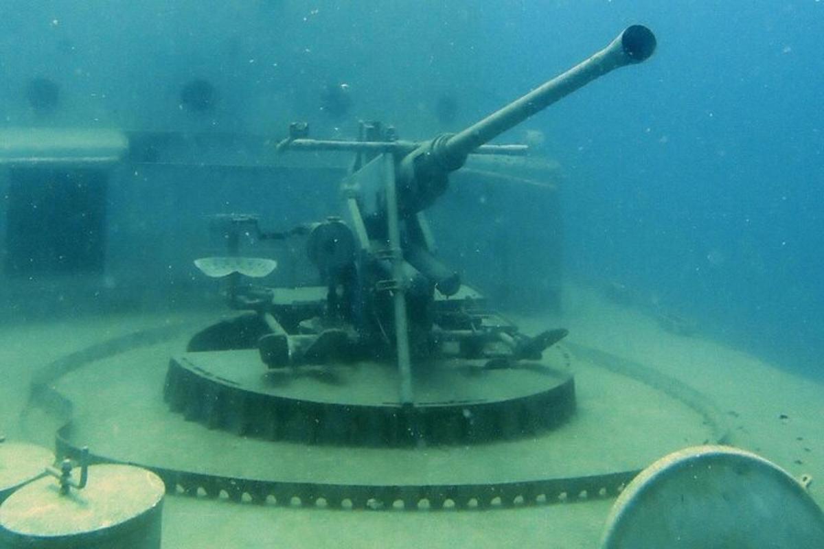 un serbatoio nell'acqua dell'oceano