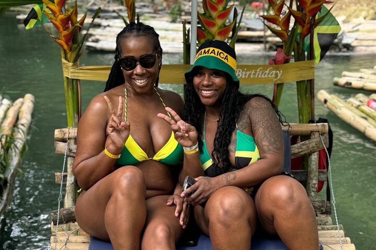 duas mulheres em trajes de banho sentadas em uma jangada