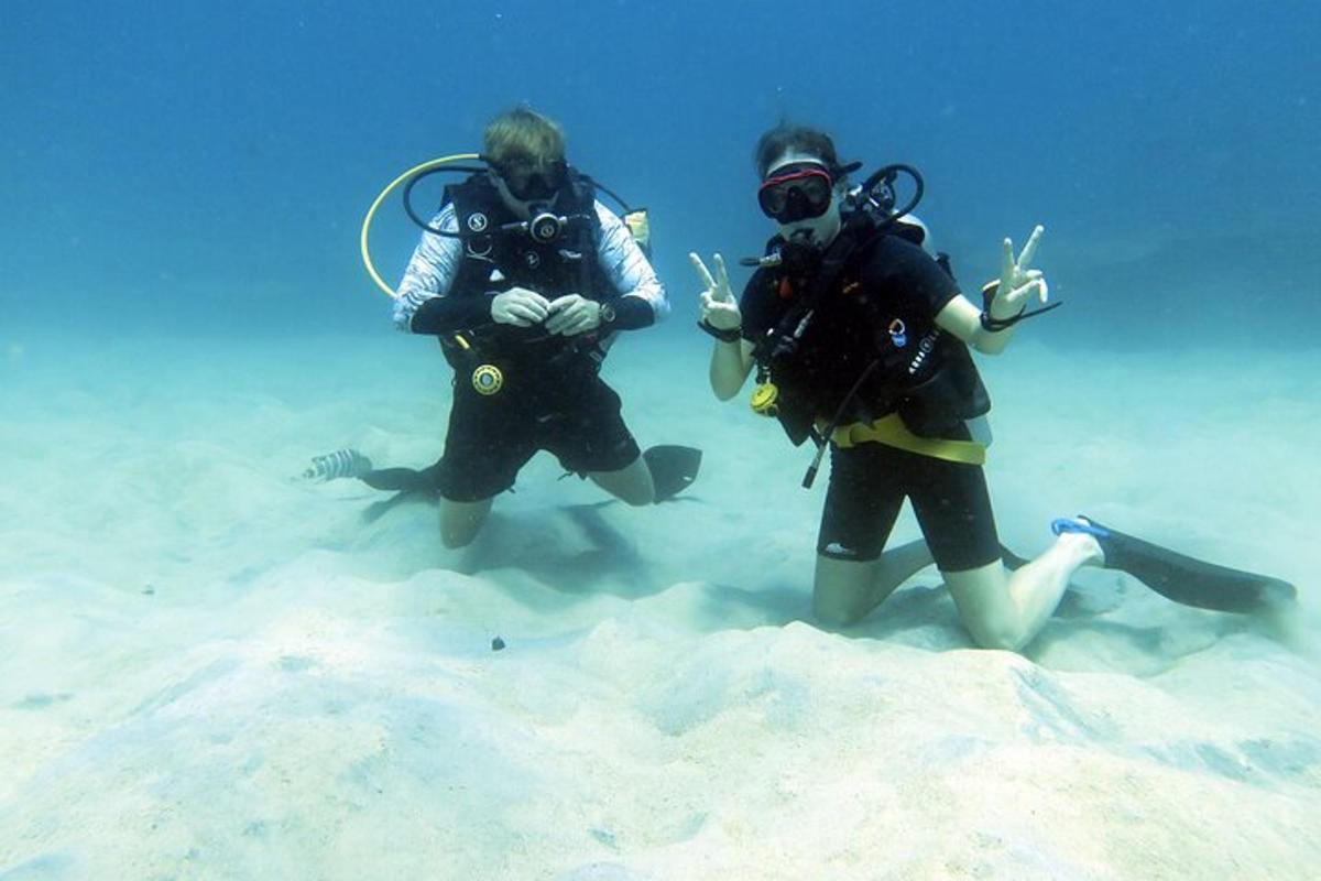 due persone in piedi sulla sabbia nell'acqua