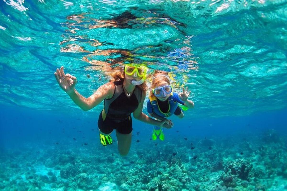 Dos mujeres están nadando en el agua