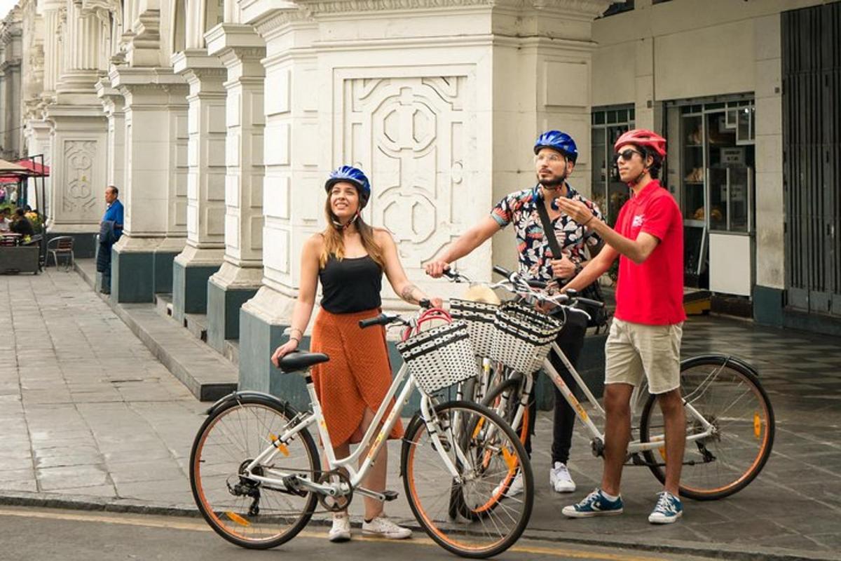 un gruppo di tre persone in piedi accanto a una bicicletta