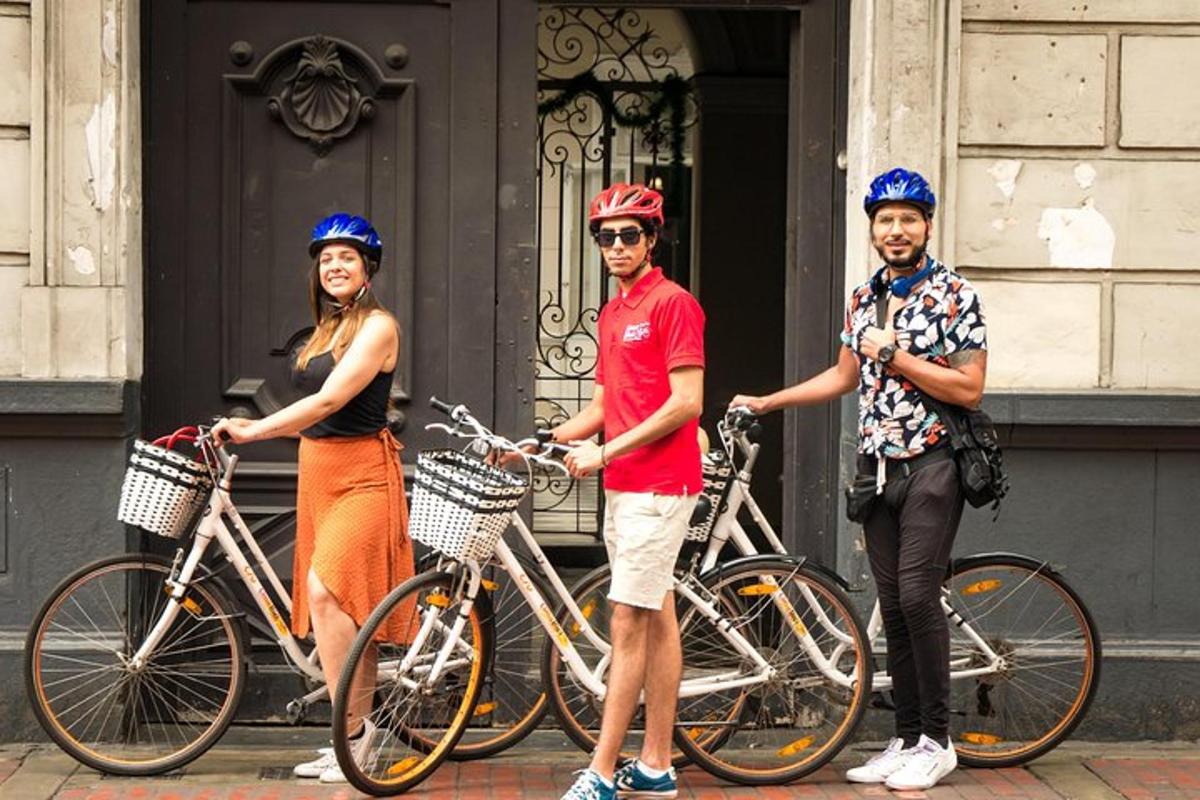 tre persone che indossano il casco in piedi accanto alle loro biciclette