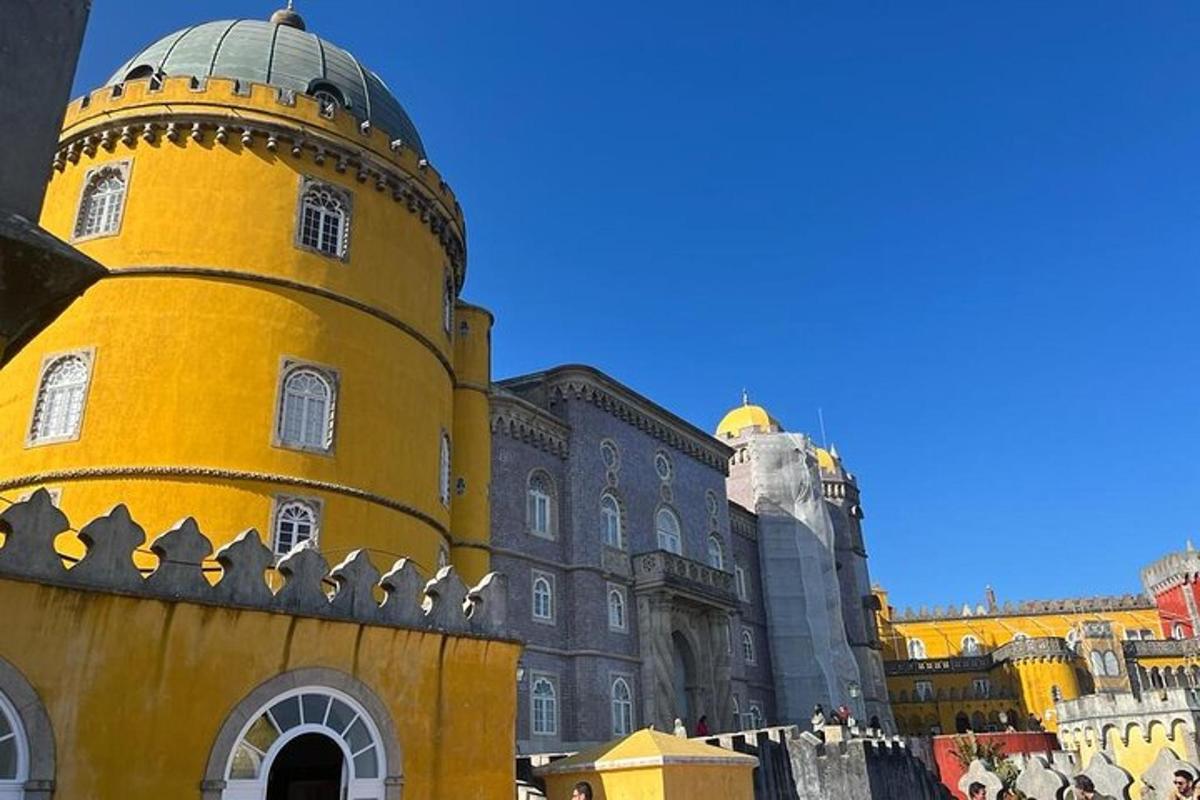 žlutá budova s kopulí na vrcholu