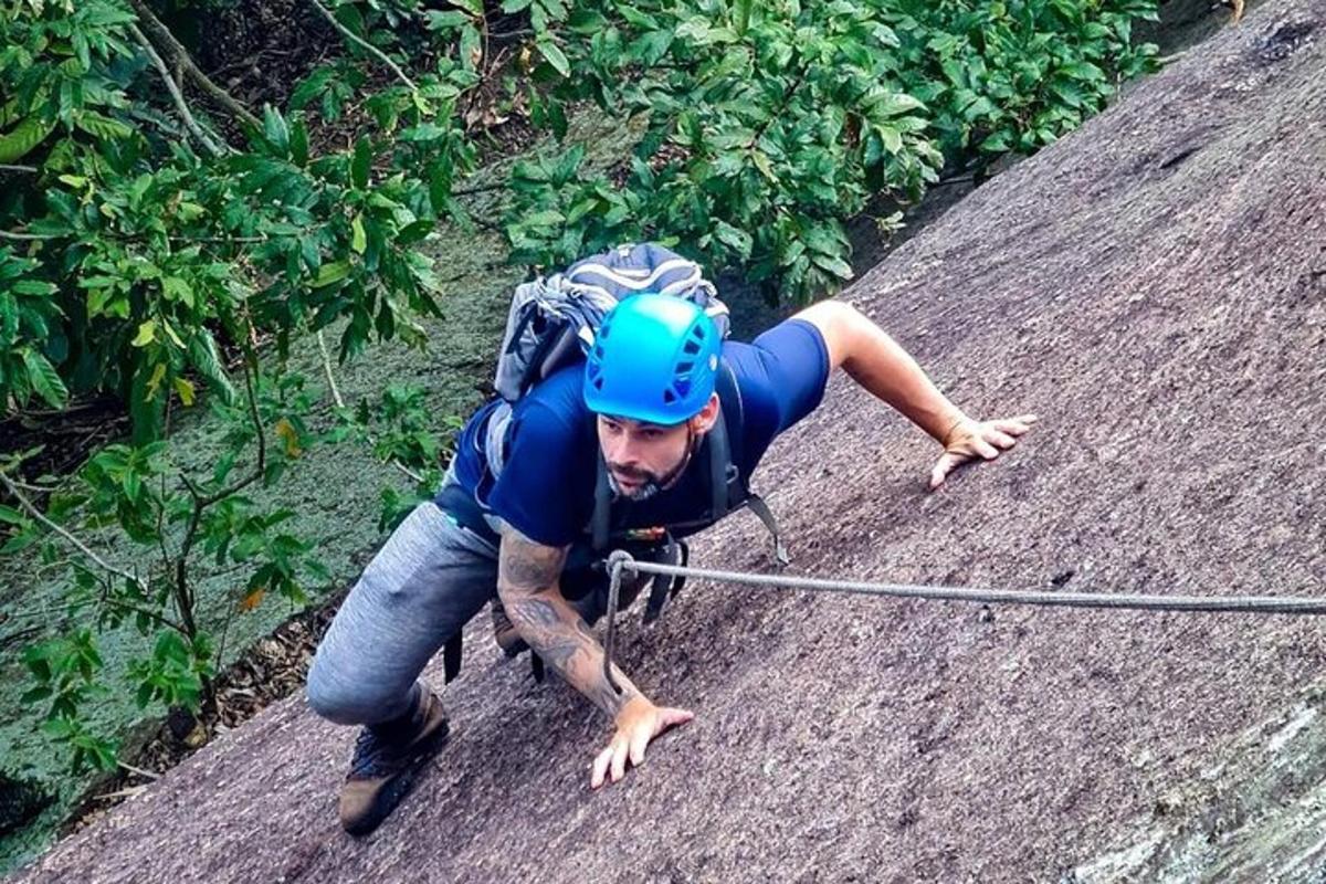 um homem com uma mochila está amarrado a uma corda