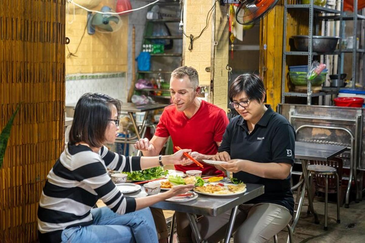 Un grupo de personas sentadas en una mesa comiendo comida