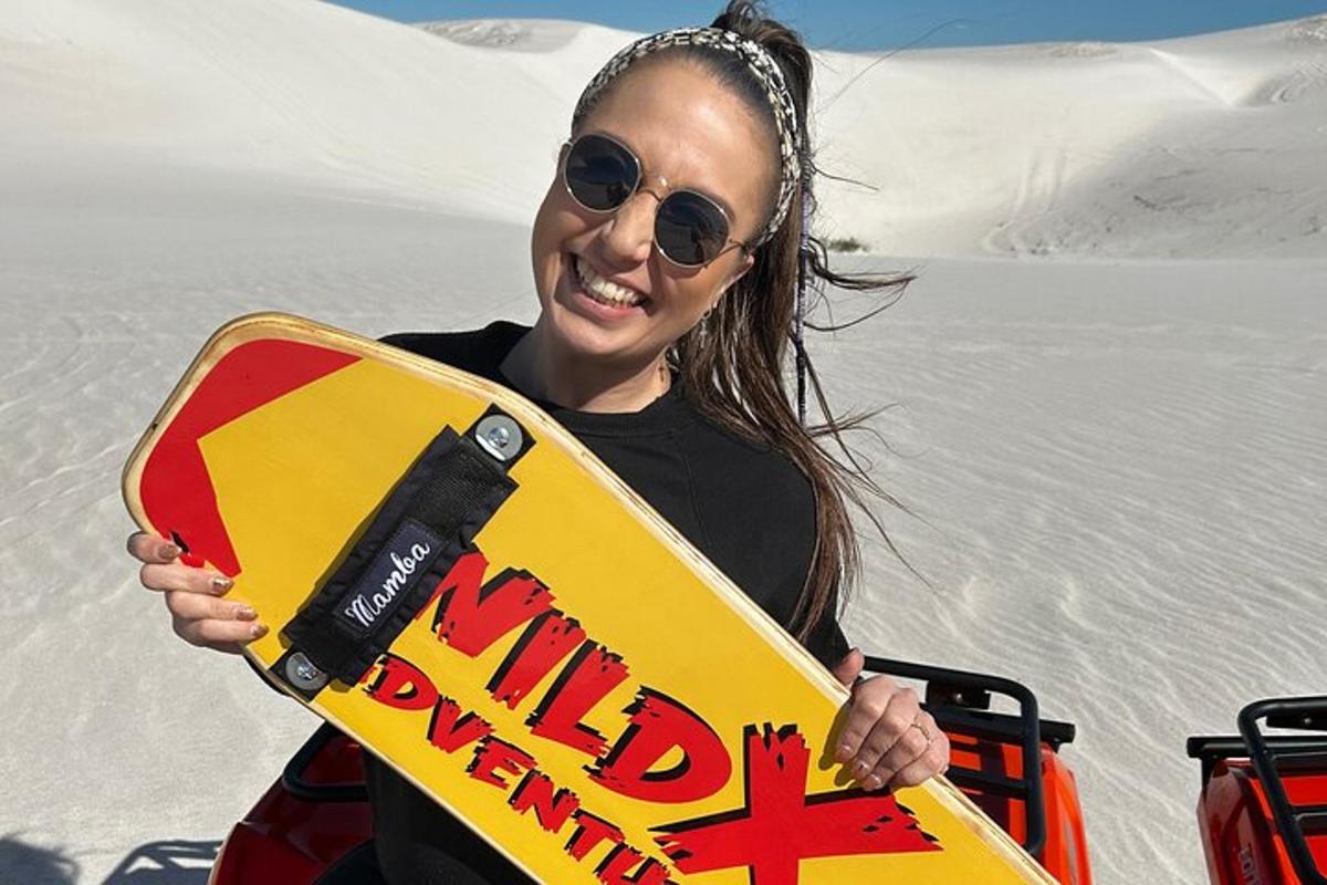 Žena drží snowboard ve sněhu
