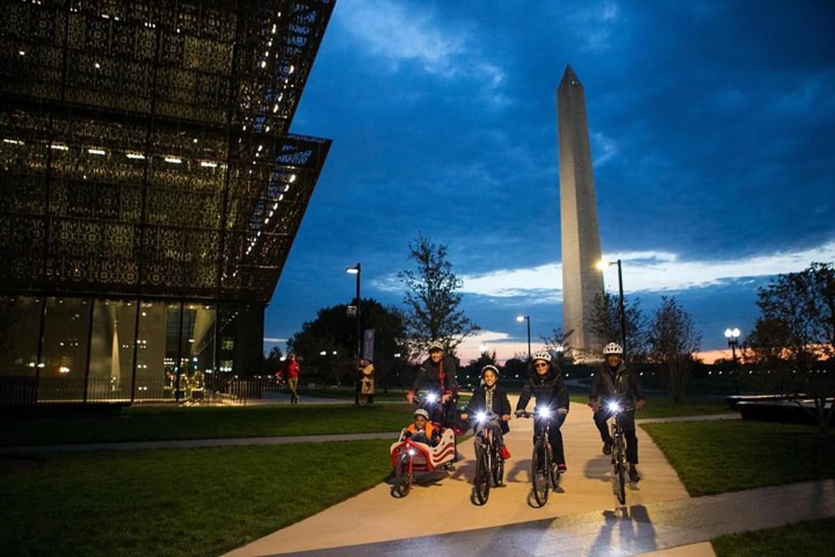 en grupp människor som cyklar framför Washingtonmonumentet
