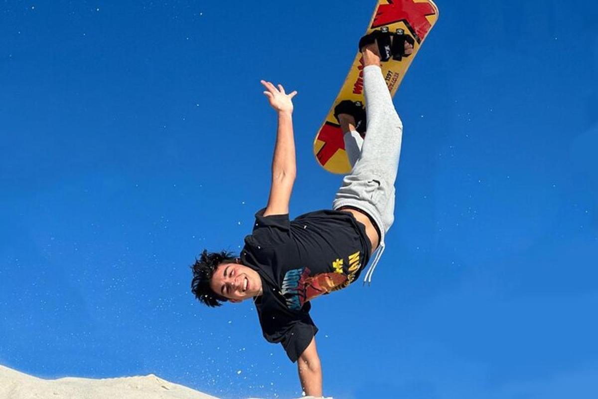 egy férfi trükköt csinál egy snowboardon a levegőben