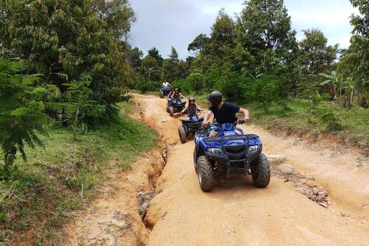 egy csoport ember motorozik egy földúton