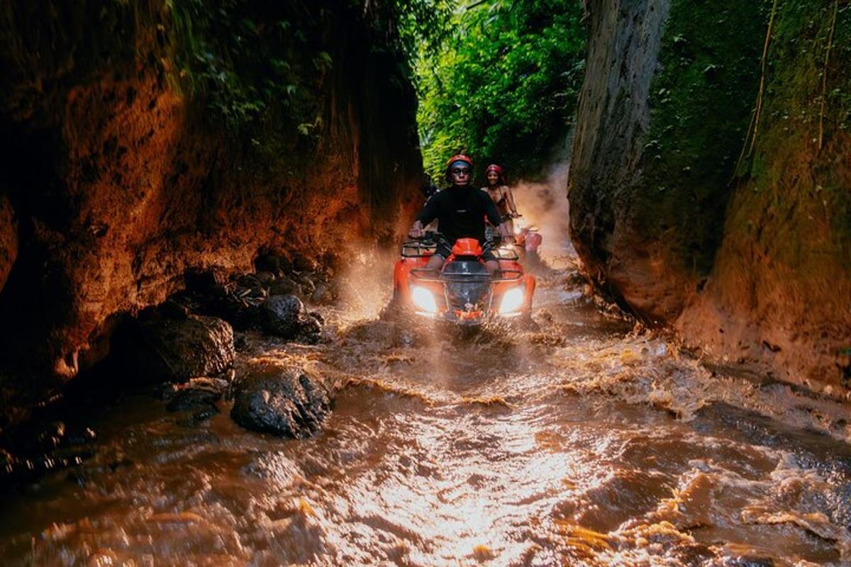 dua orang menunggang motosikal melalui sungai