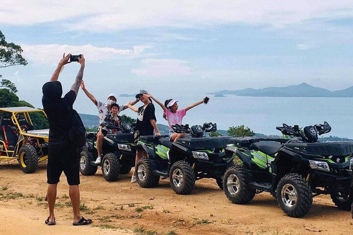 sekumpulan orang mengambil gambar dengan atv mereka