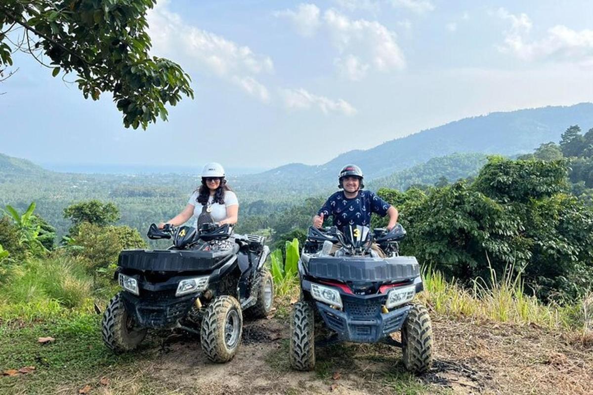 seorang lelaki dan wanita di atv di atas bukit