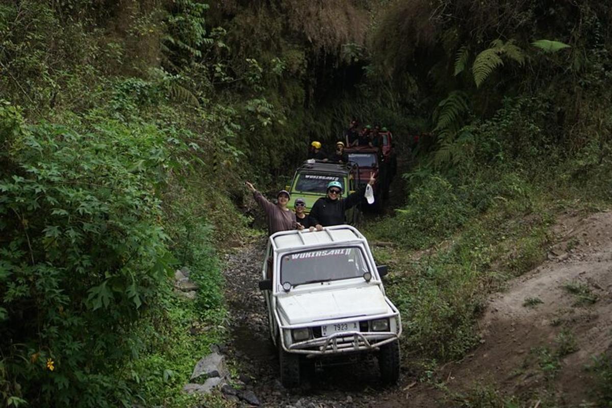 un groupe de personnes dans un véhicule sur un chemin de terre