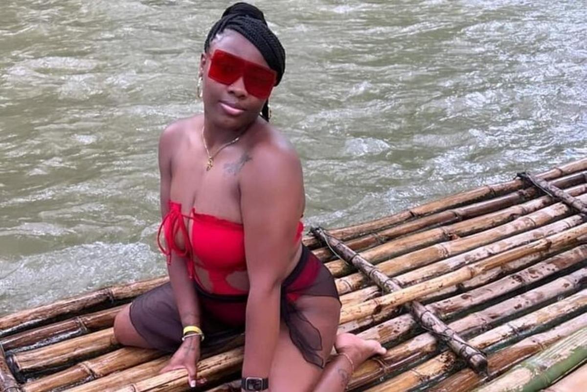 Egy piros bikinis nő ül egy tutajon a vízben