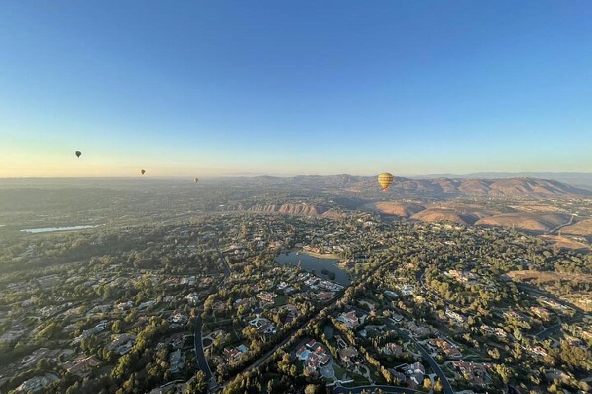 una vista aerea di una città con mongolfiere