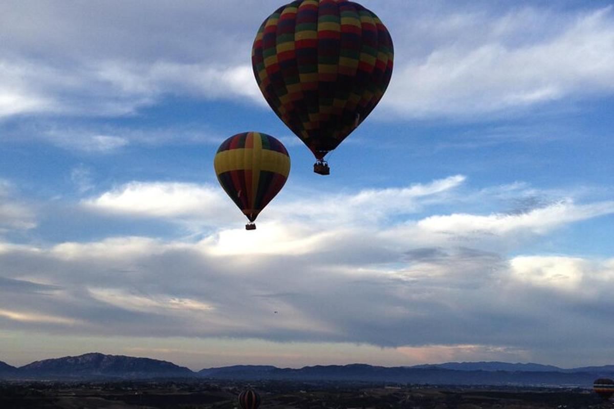 due mongolfiere che volano nel cielo