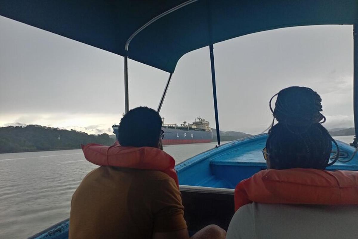 due persone sedute su una barca in acqua