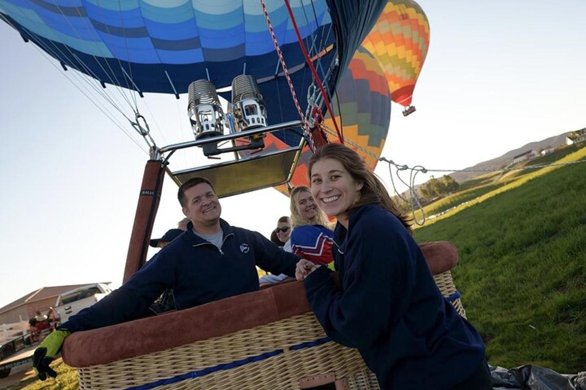 eine Gruppe von Menschen in einem Heißluftballon