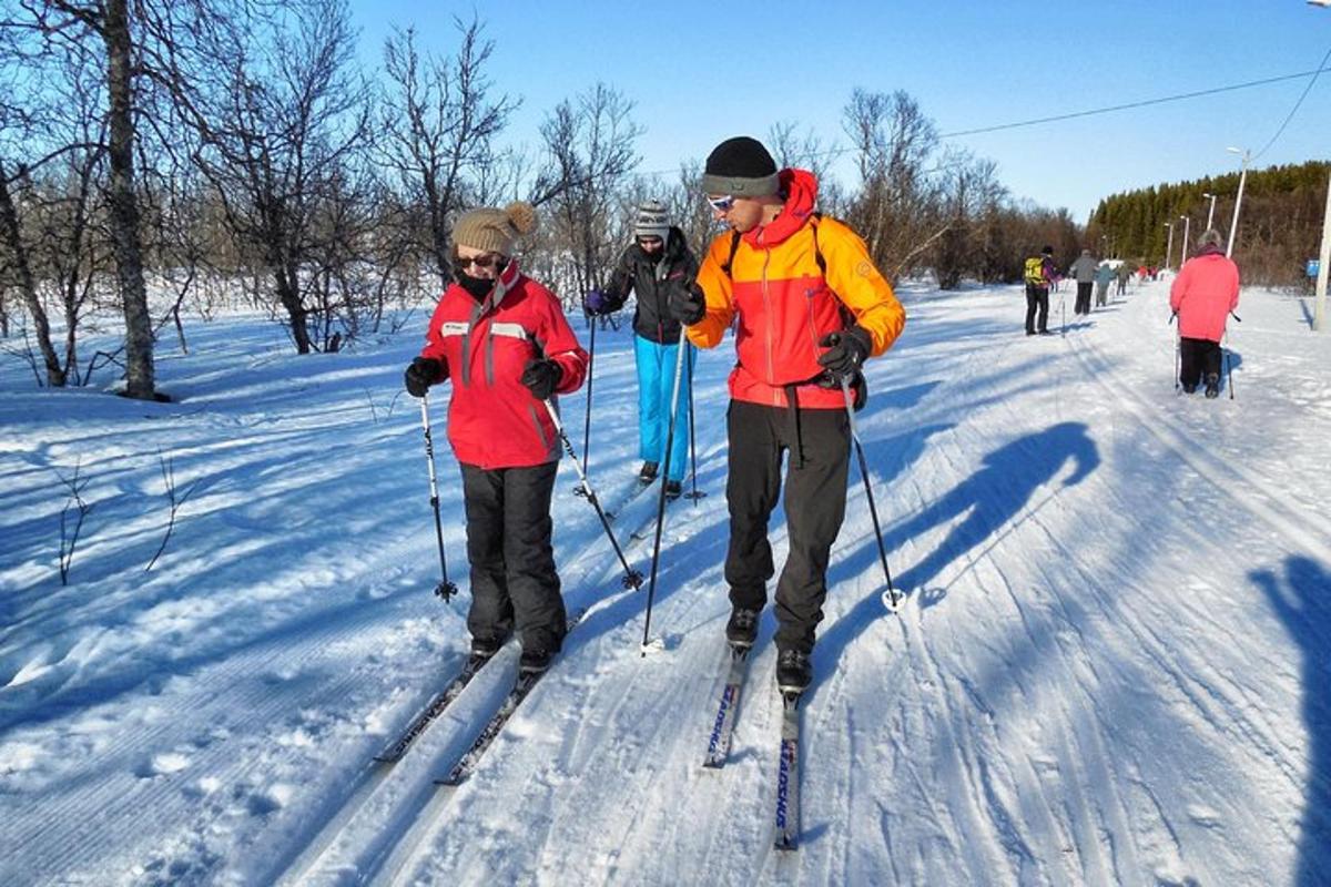 un grup de oameni pe schiuri în zăpadă